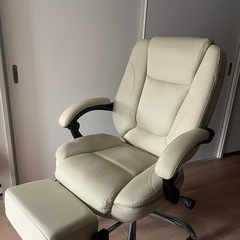 ✨リクライニング付き✨ フットレスト付き 高級オフィスチェア／デスクチェア（アイボリー）の画像