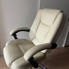 ✨リクライニング付き✨ フットレスト付き 高級オフィスチェア／デスクチェア（アイボリー）の画像