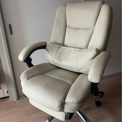 ✨リクライニング付き✨ フットレスト付き 高級オフィスチェア／デスクチェア（アイボリー）の画像