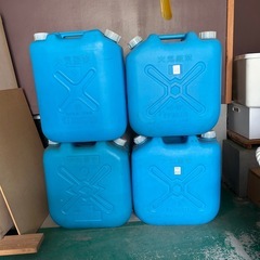 灯油タンク 灯油缶 灯油容器  18L  4個セット(1つに1/3〜半分程　灯油入り)の画像