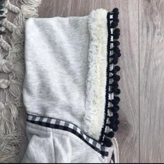 【他購入にて無料】パンパンチュチュ　ぽんぽんフリル　フード　取り外し可能　パーカー　100サイズの画像