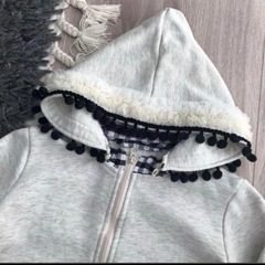 【他購入にて無料】パンパンチュチュ　ぽんぽんフリル　フード　取り外し可能　パーカー　100サイズの画像