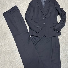 リクルートスーツとバッグの画像