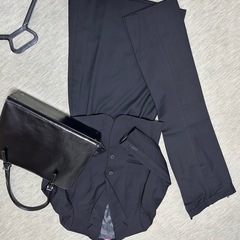 リクルートスーツとバッグの画像