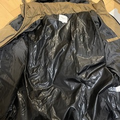 カーキゴールドと ブラック ダウンジャケットの画像