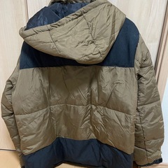 カーキゴールドと ブラック ダウンジャケットの画像