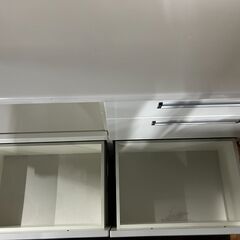 白い食器棚の画像