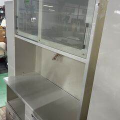 白い食器棚の画像