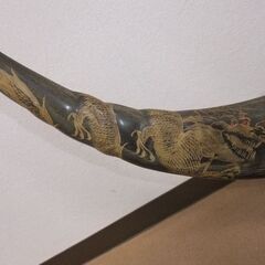 昇り龍の彫刻の水牛の角の置物　幅９０ｃｍの画像