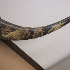 昇り龍の彫刻の水牛の角の置物　幅９０ｃｍの画像