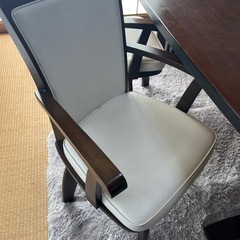 ニトリ ダイニングテーブルセット回転椅子4脚付きの画像