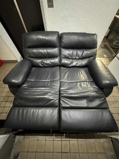 黒色電動ソファ