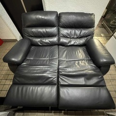 黒色電動ソファの画像