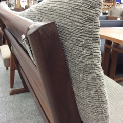 【飛騨産業の二人掛けソファ】 2人掛けソファ 飛騨産業　HIDA　キツツキマーク 2シーター　木枠フレーム　ソファ　ラブソファ 　木枠フレーム　布製：ベージュの画像