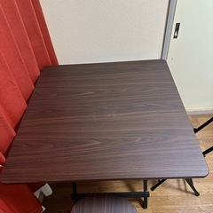 テーブル&椅子2脚セットの画像