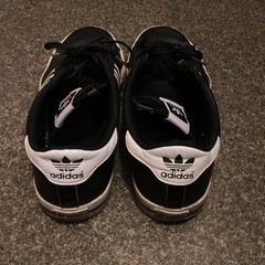 adidas スニーカー 黒/白の画像