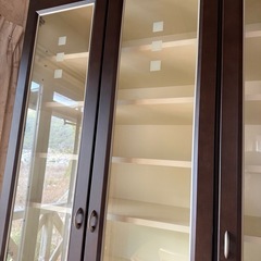 【美品】高級食器棚  ガラス扉付きの画像
