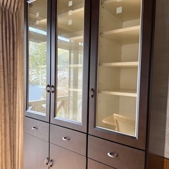 【美品】高級食器棚  ガラス扉付きの画像