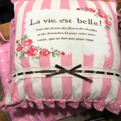 車の座布団4枚とクッションの画像