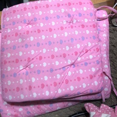 車の座布団4枚とクッションの画像