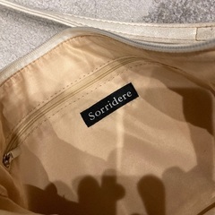 スワロスキーのあしらわれたブランドバッグの画像