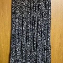 新品未使用 フレアスカート 黒と白の花柄の画像