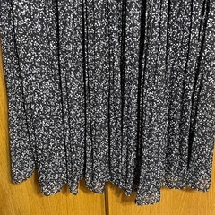 新品未使用 フレアスカート 黒と白の花柄の画像