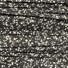 新品未使用 フレアスカート 黒と白の花柄の画像