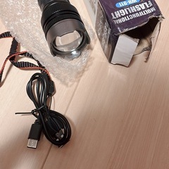 【抱き合わせ割引あり】新品未使用LED懐中電灯　スマホ充電も可②の画像