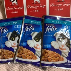 キャットフードレトルト３つ　赤箱石鹸３箱の画像