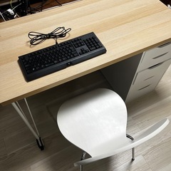 IKEA(イケア)デスク+5段引き出しの画像