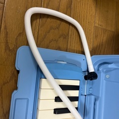 ヤマハ青い鍵盤ハーモニカ 32鍵 ハードケース付きの画像