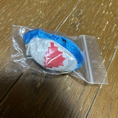 青いサメのぬいぐるみマスコットの画像