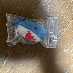 青いサメのぬいぐるみマスコットの画像