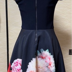 パーティドレス、オフショルダー、花柄ドレス、膝上丈ドレスの画像