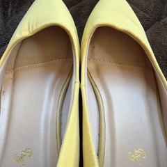 柔らかいイエロー　黄色のパンプス、シンプルでスタイリッシュなデザイン。  25.5 26.0の画像