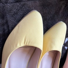 柔らかいイエロー　黄色のパンプス、シンプルでスタイリッシュなデザイン。  25.5 26.0の画像