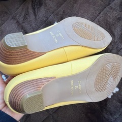 柔らかいイエロー　黄色のパンプス、シンプルでスタイリッシュなデザイン。  25.5 26.0の画像