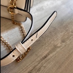 白のショルダーバックの画像