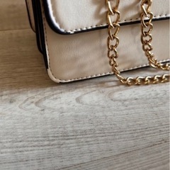 白のショルダーバックの画像