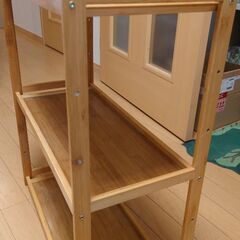 三段式の木製収納ラックの画像