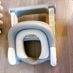 トイレトレーニング　ステップ付き子供用補助便座（グレー）の画像