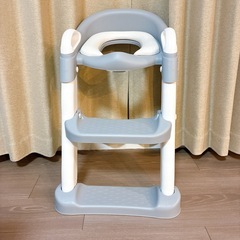 トイレトレーニング　ステップ付き子供用補助便座（グレー）の画像