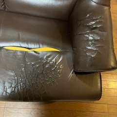 破れありソファーの画像