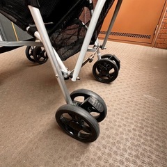 ベビーカーブラック　ドリンクホルダー付きの画像