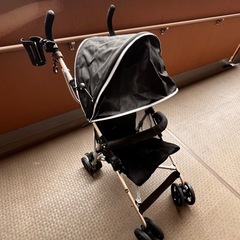 ベビーカーブラック　ドリンクホルダー付きの画像