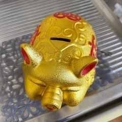 金の豚貯金箱の画像