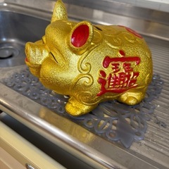 金の豚貯金箱の画像