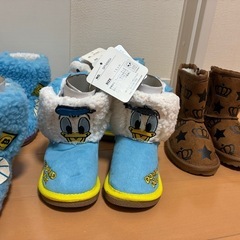 【ベビードール新品ムートンブーツ　ディズニー　ミニー　ドナルド　ピクサーの画像