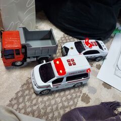 働く車🎵音の鳴るブーブートイコーパトカー、救急車、ダンプカー、西松屋ブロック格安セット❗おまけにジャンクミニカー付き特価です✨の画像